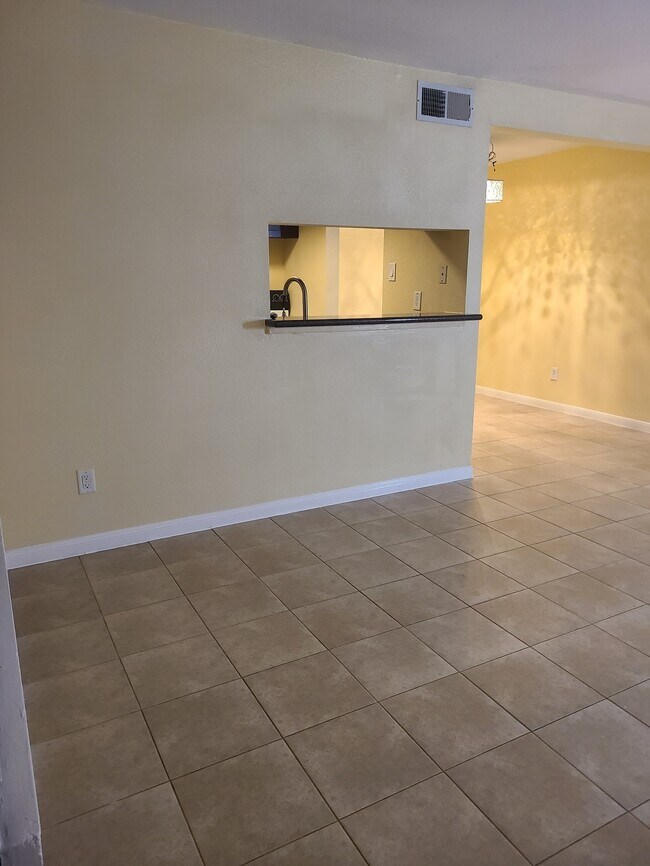 Building Photo - 752 Memorial Mews St