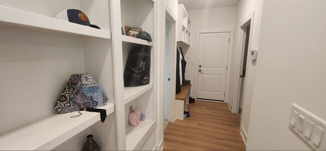 Building Photo - 2702 N Eagle St