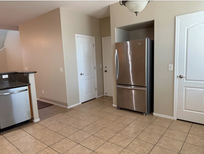 Building Photo - 996 E Cantebria Dr