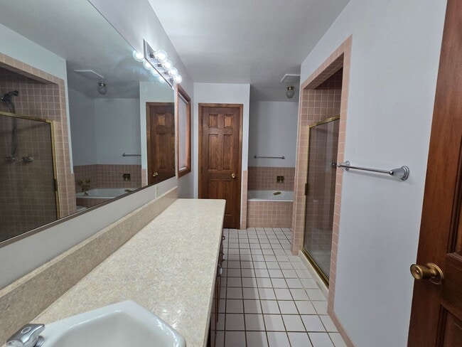 Building Photo - Large 5 Bed, 3 Bath House