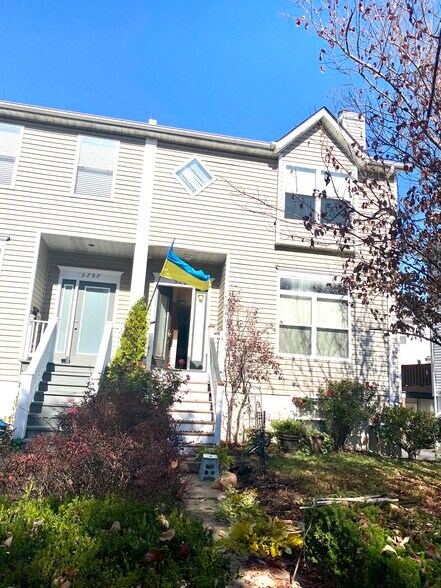 Building Photo - 5785 Kingsbury Pl