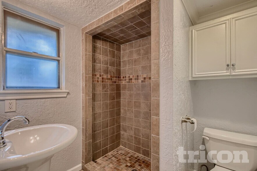 Building Photo - 8103 Oak Moss Dr