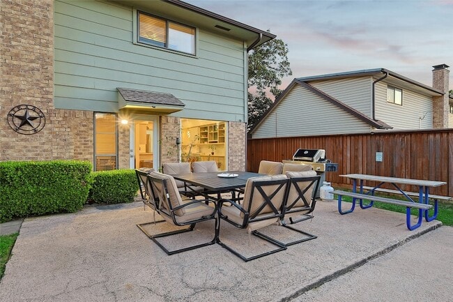 Building Photo - 7841 El Pensador Dr