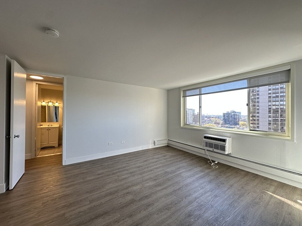 Building Photo - 1349 N Dearborn St