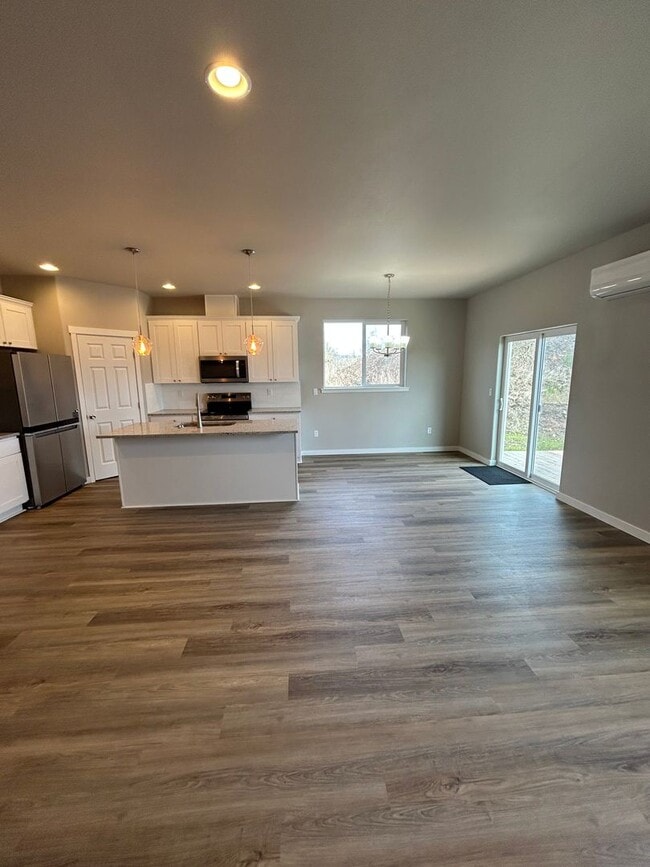Building Photo - Beautifully Furnished Brand New 5 Bedroom ...