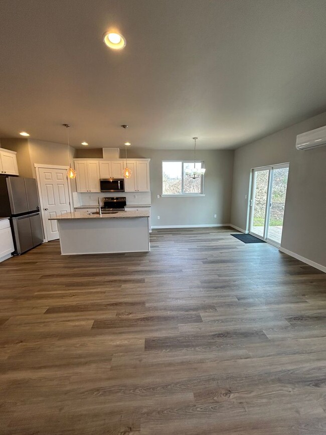 Building Photo - Brand New 5 Bedroom 2.5 Bath Available Now!