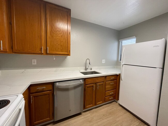 Building Photo - Updated 1 Bedroom 1 Bathroom Condo in Park...