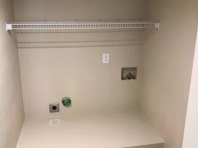 Building Photo - Amazing Home in Desirable District 20 – No...