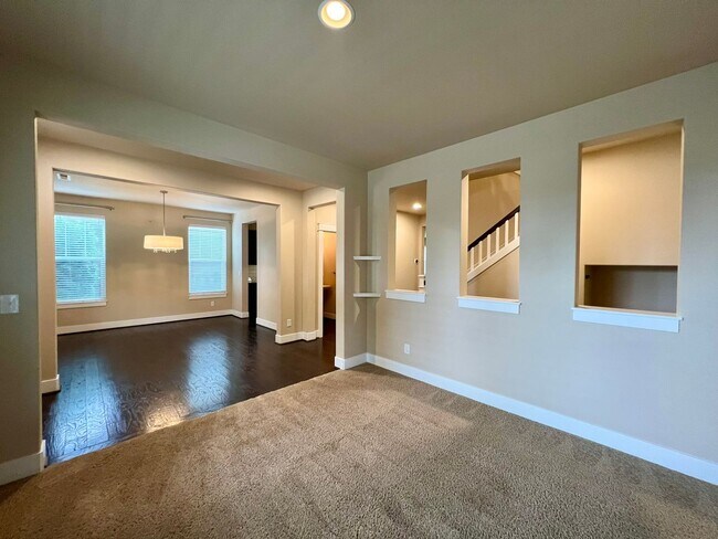 Building Photo - Large 5 Bedroom Home in Tumwater