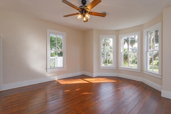 Building Photo - Mid term historic furnished rental