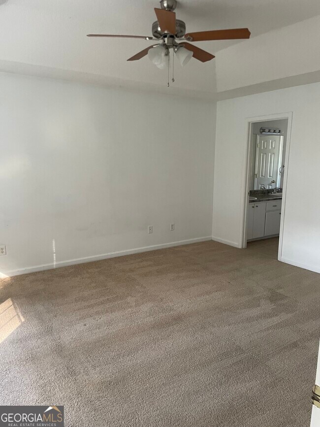 Building Photo - 208 Royal Palms Ave