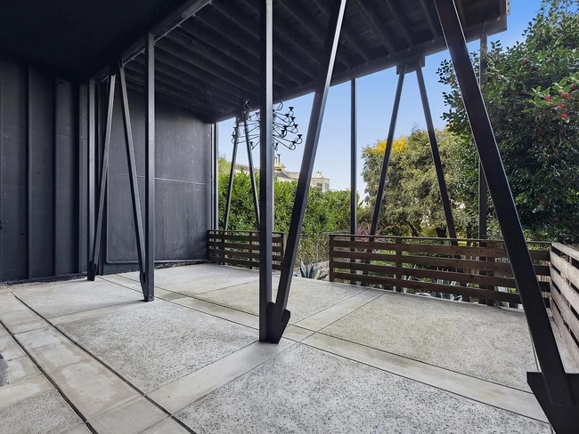 Building Photo - 2470 Broadway