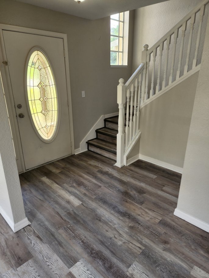 Foyer going upstairs - 903 E Main St