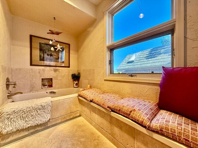 Building Photo - Historic Manitou Springs Home for Rent – M...