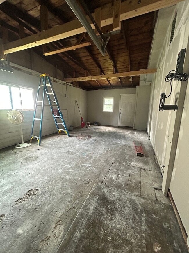 Building Photo - Charming 3 Bedroom Home with Garage & Fenced Yard
