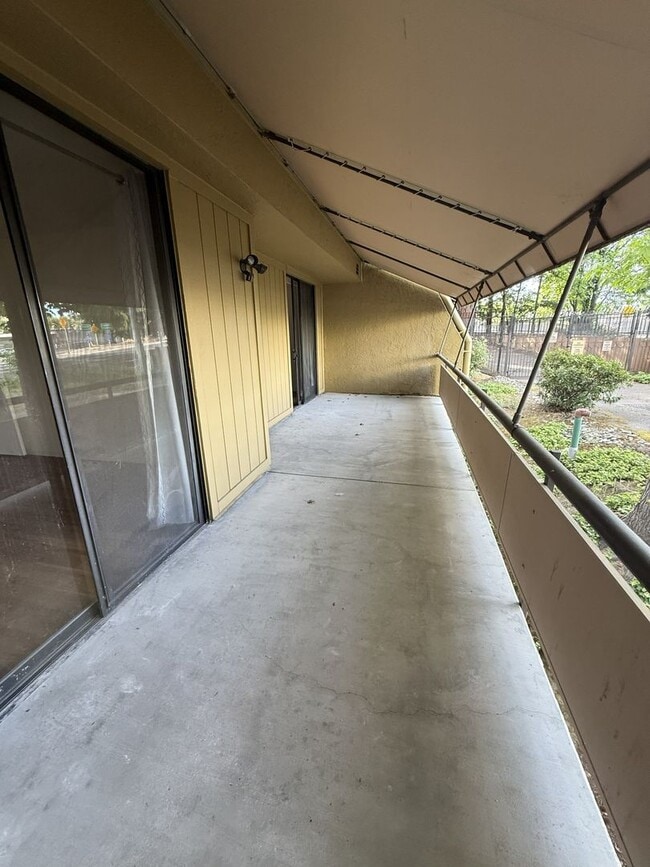Building Photo - Spacious Downtown Sacramento Condo