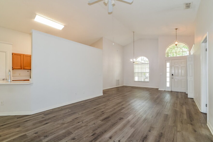 Building Photo - 502 Valencia Pl Cir