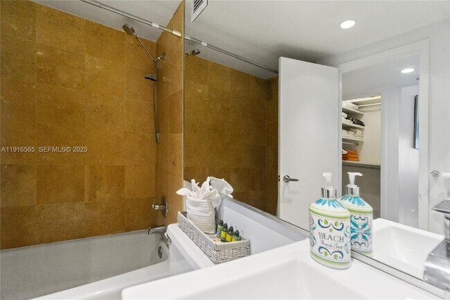 Building Photo - 100 Lincoln Rd