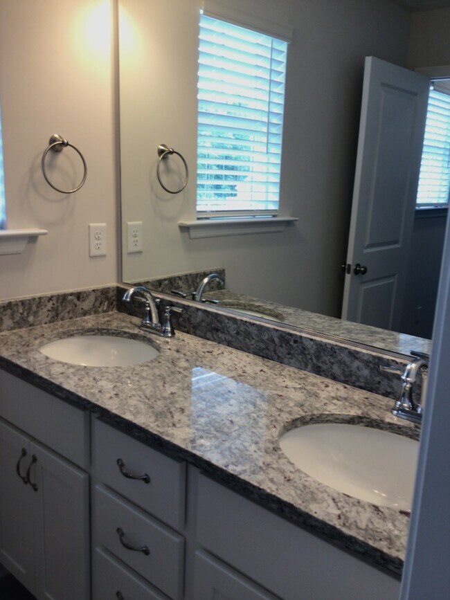 Building Photo - 605 Hampton Dr