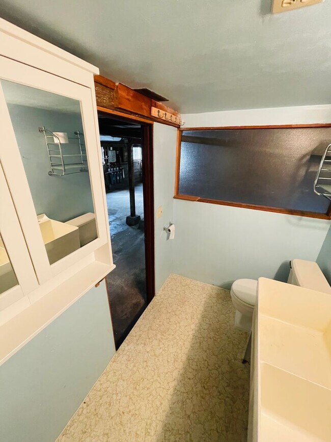 Building Photo - 1100 32nd St