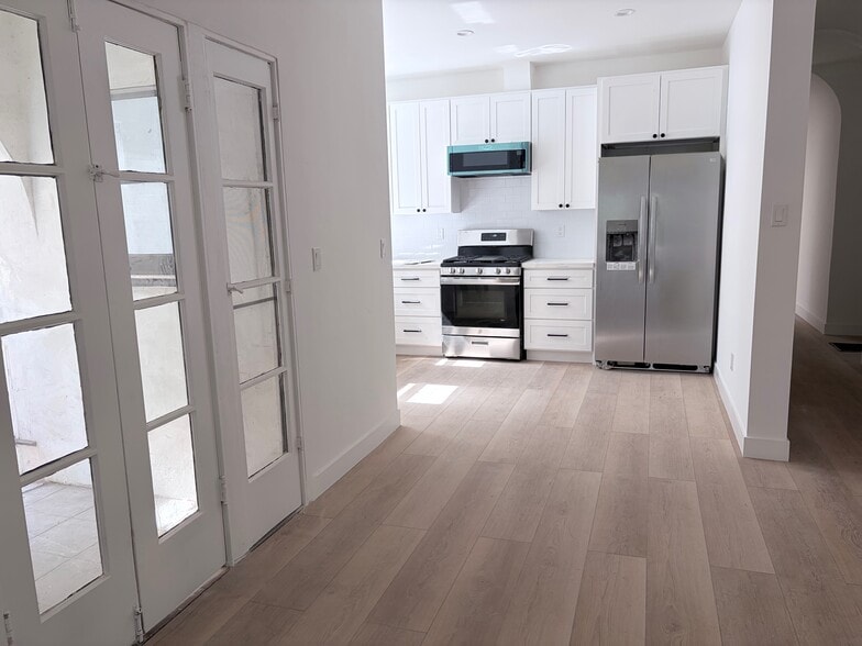 Building Photo - 205 S Arnaz Dr