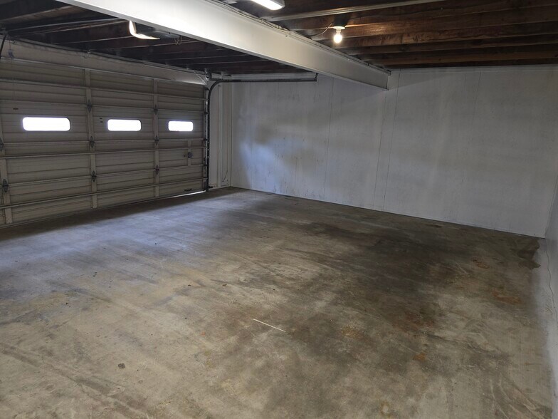2 car garage - 465 Longmeadow St
