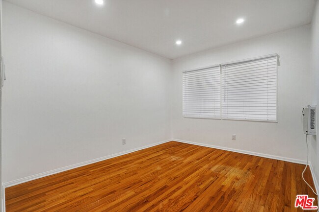 Building Photo - 476 S Roxbury Dr