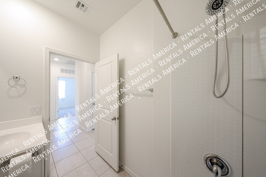 Building Photo - 6321 W Latona Rd