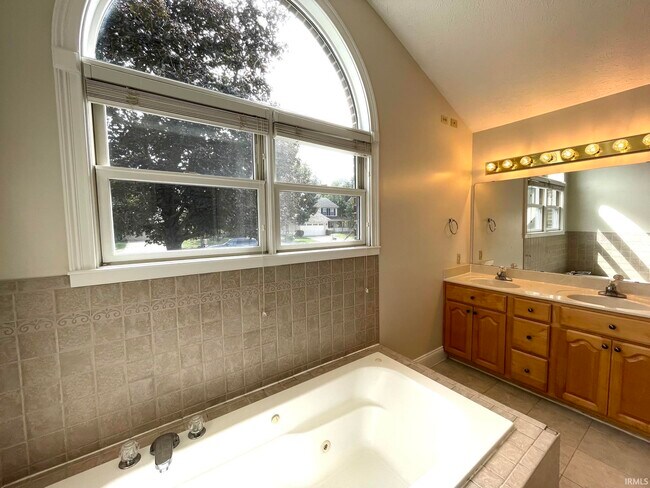 Building Photo - 1622 Stonevalley Ct