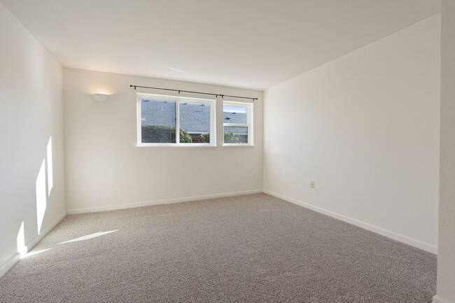 Building Photo - Hillsboro Ground Floor Condo - 2 bed, 2 ba...