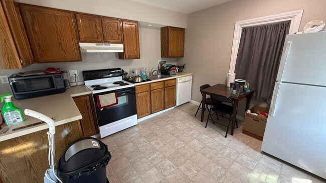 Building Photo - 2 BR with hardwood, private entrance/deck,...
