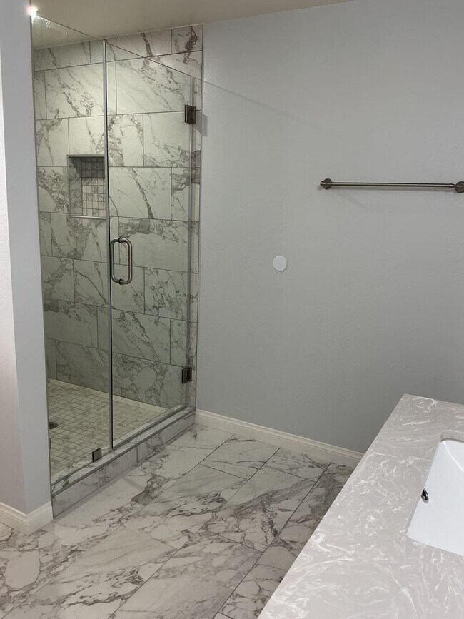 Building Photo - Los Caballeros #001