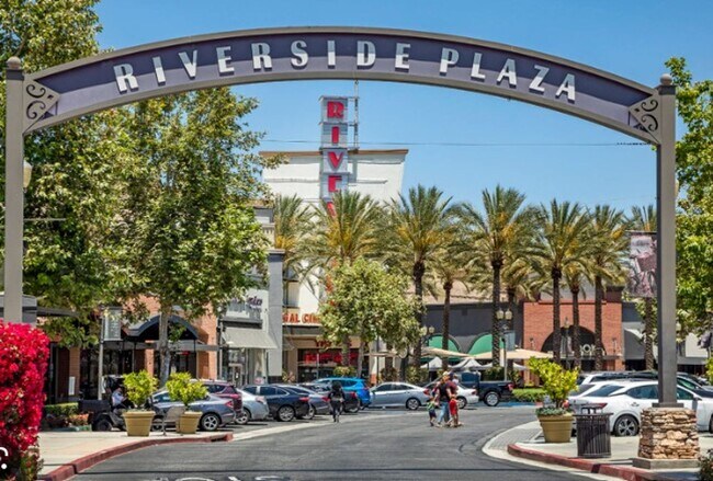 Building Photo - Location, Location, Location! Adorable Riverside Home Ready for Immediate Move In