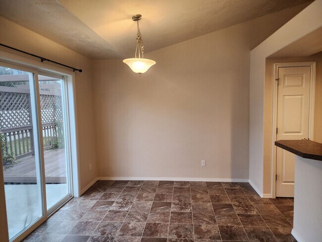 Building Photo - Charming single level 4 bedroom home in Crimson Point community. Spacious open floor plan, oversi...