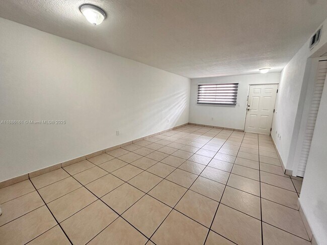 Building Photo - 1380 W 41st St