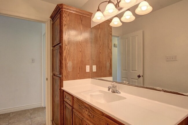 Building Photo - 2418 Handlin Dr