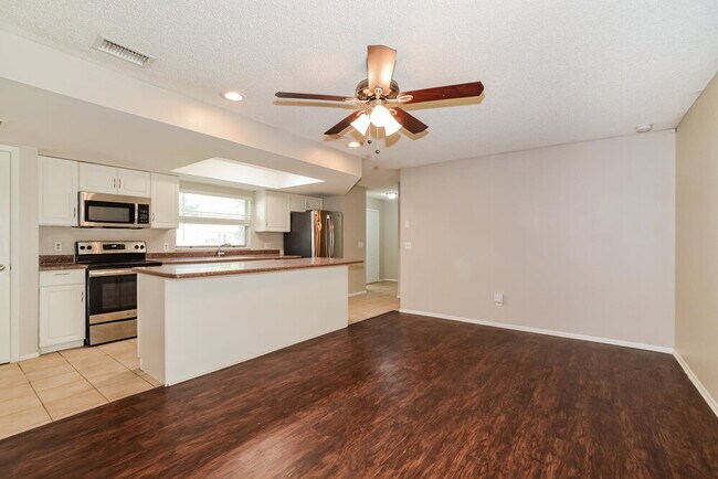 Building Photo - 409 Riverwoods Cir