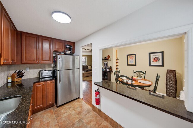 Building Photo - 11 Manor Dr