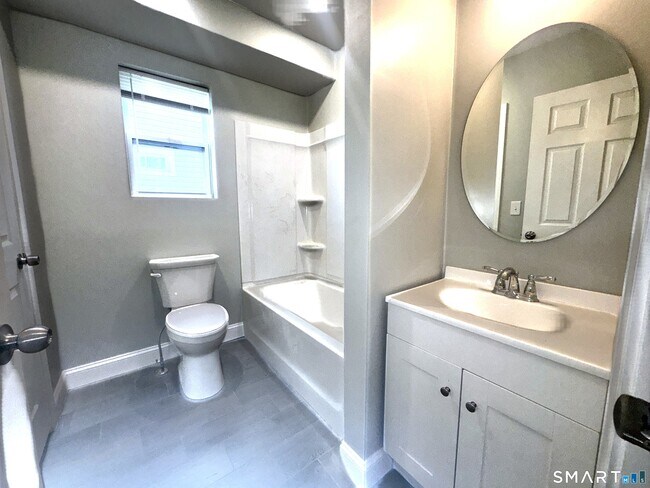 Building Photo - 105 Churchill St