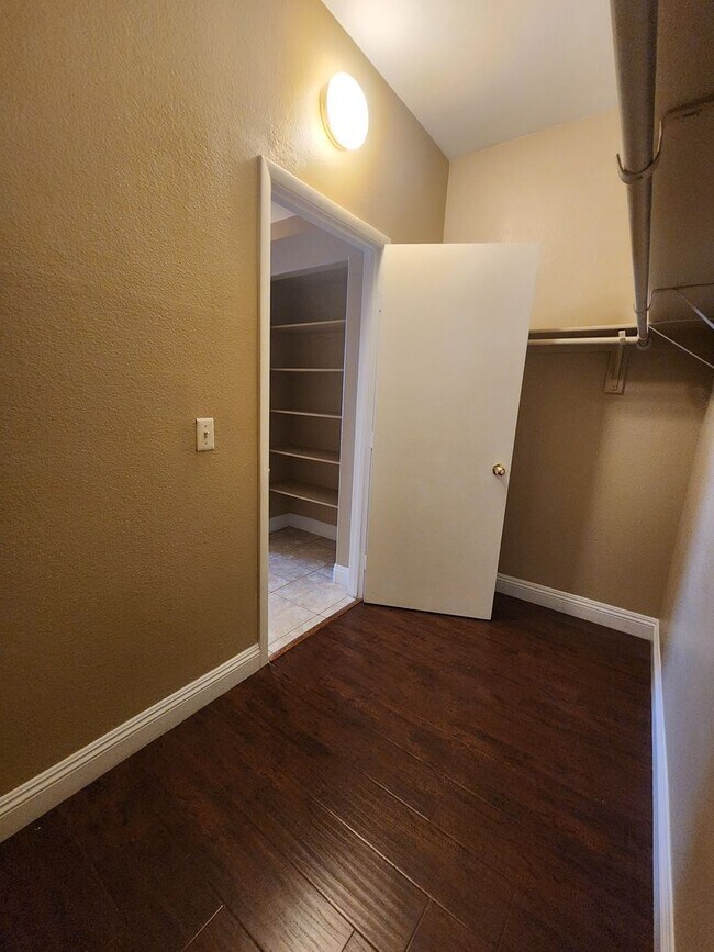 Building Photo - A Fabulous 3 Bedroom Townhome In North Las...