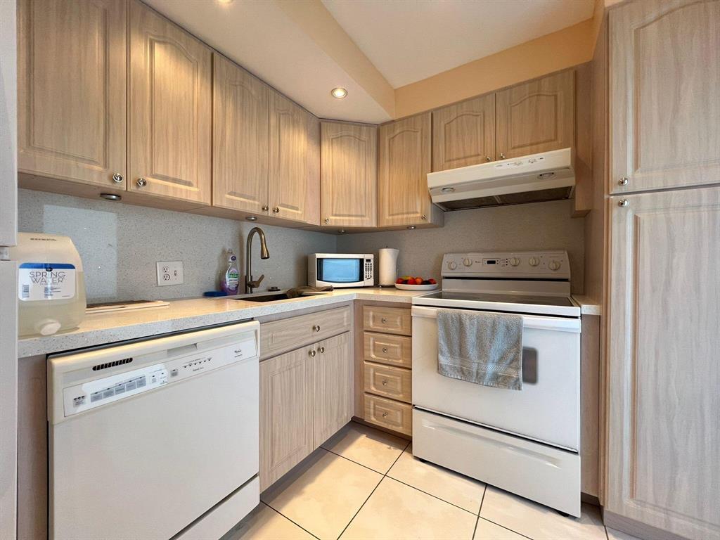 Building Photo - 3150 N Palm Aire Dr
