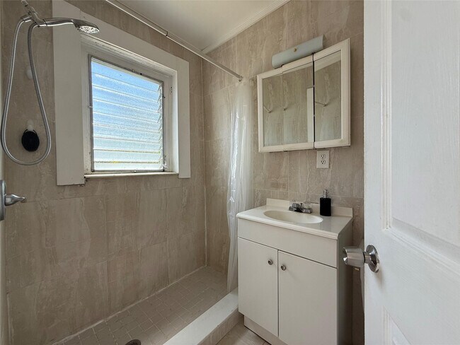 Building Photo - 1621 Van Buren St