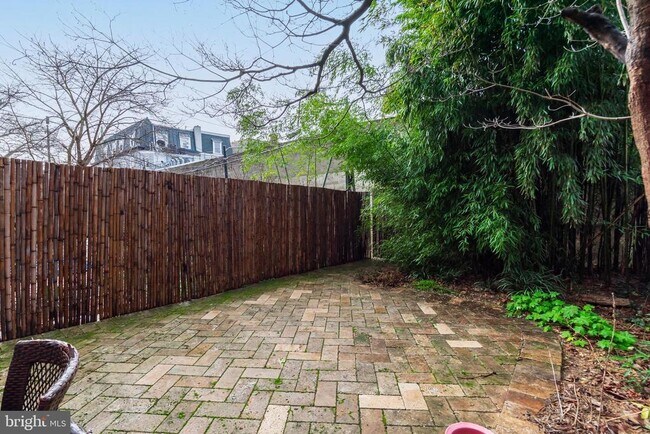Building Photo - 206 S 43rd St