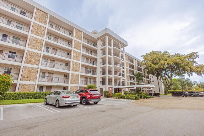 Building Photo - 2751 N Palm Aire Dr