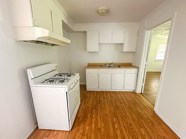 Building Photo - 3 Bedroom House with Garage and Fenced Yard!!