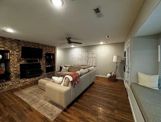 Building Photo - 1739 Creek Ct