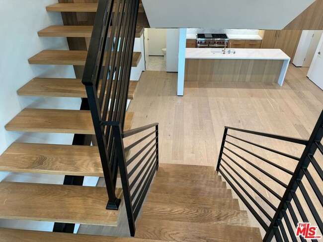 Building Photo - 611 Broadway St