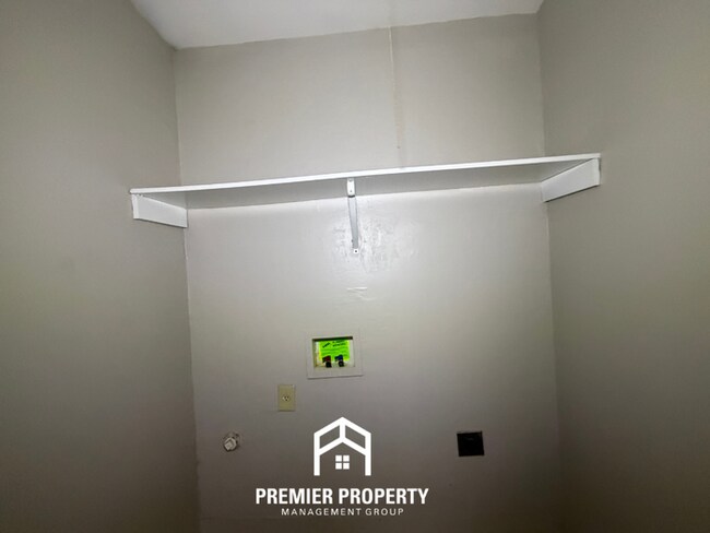 Building Photo - Spacious 3BR Memphis Home w/ Hardwood Floors, Detached Garage & Fenced Yard