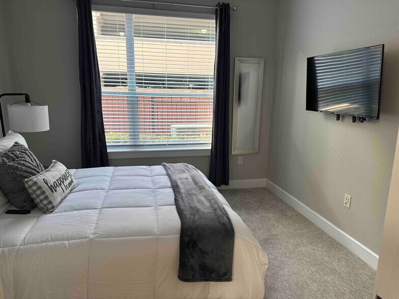 Building Photo - 12848 Queensbury Ln