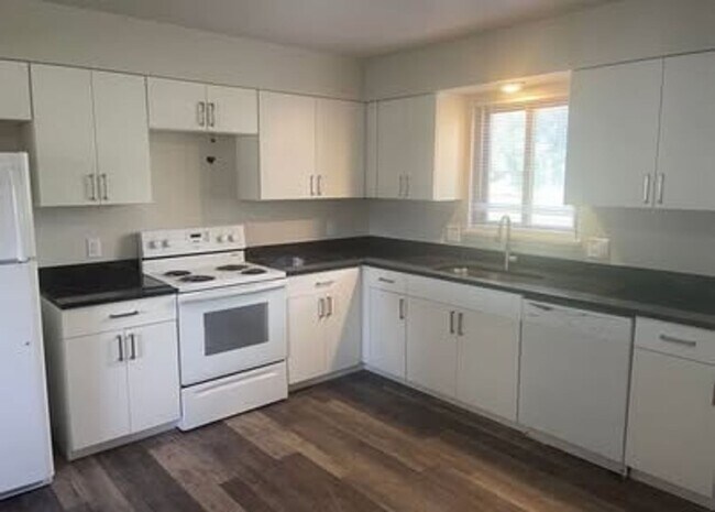 Building Photo - Partially Updated 2 Bedroom Apartment | Wa...